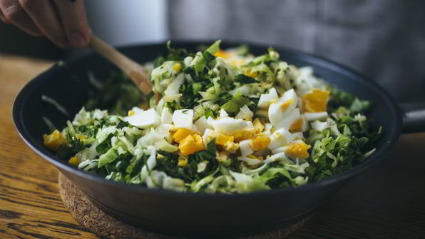 заливной пирог с молодой капустой и яйцом