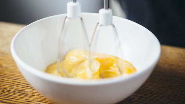 заливной пирог с молодой капустой и яйцом