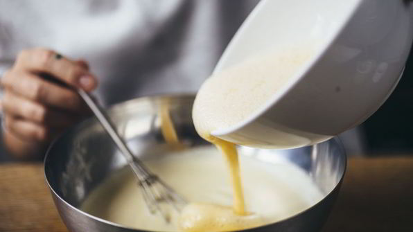 заливной пирог с молодой капустой и яйцом