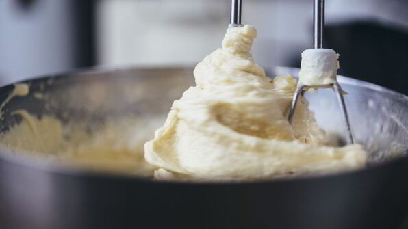 заливной пирог с молодой капустой и яйцом