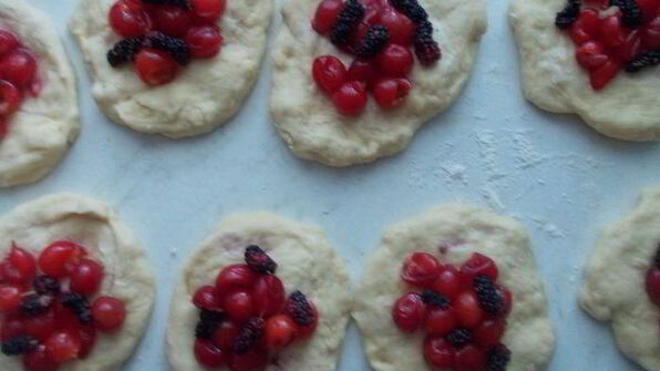 домашние пирожки с вишней и шелковицей