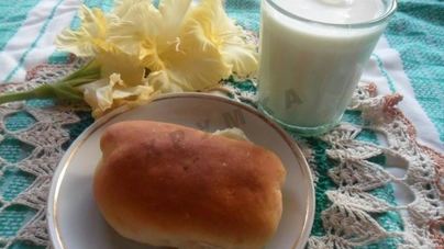 Дрожжевые пирожки с зеленым луком и яйцом в духовке