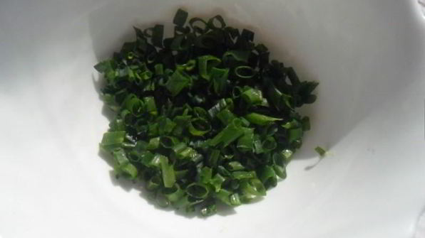 дрожжевые пирожки с зеленым луком и яйцом в духовке