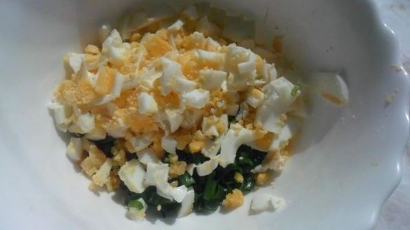 дрожжевые пирожки с зеленым луком и яйцом в духовке