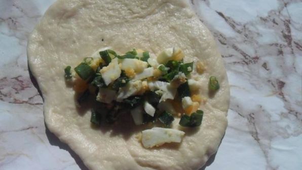 дрожжевые пирожки с зеленым луком и яйцом в духовке