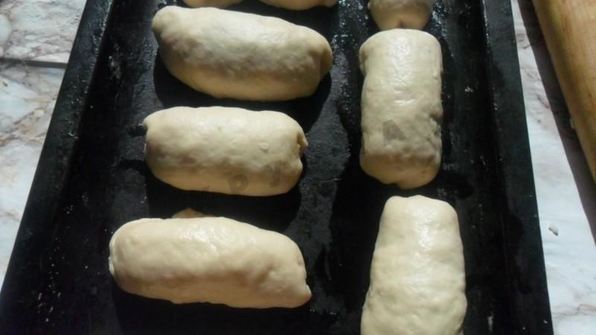 дрожжевые пирожки с зеленым луком и яйцом в духовке