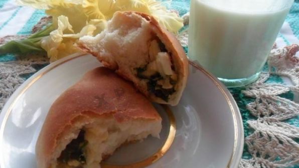 дрожжевые пирожки с зеленым луком и яйцом в духовке