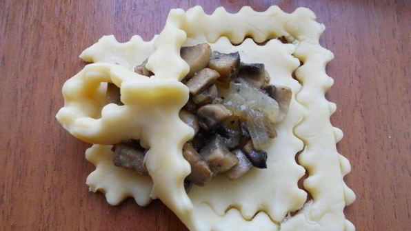 хрустящие открытые пирожки-цветочки с грибами