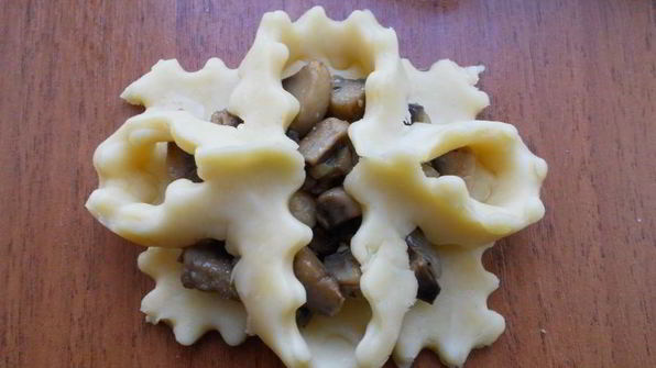 хрустящие открытые пирожки-цветочки с грибами