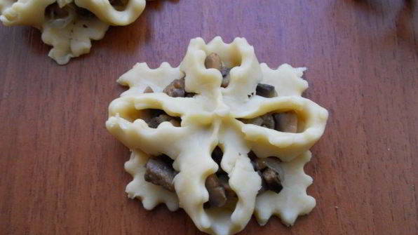 хрустящие открытые пирожки-цветочки с грибами