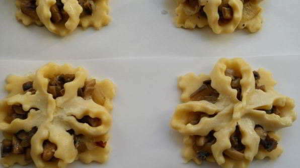 хрустящие открытые пирожки-цветочки с грибами