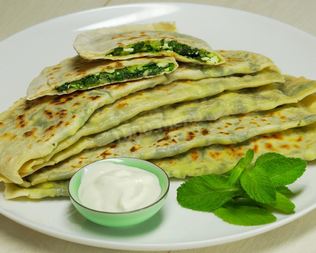 Кутабы с зеленью и адыгейским сыром