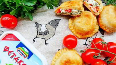 Пирожки-бомбочки с фетой, помидорами и зеленью