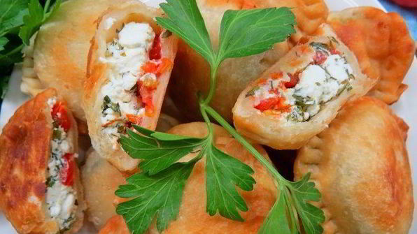 пирожки-бомбочки с фетой, помидорами и зеленью