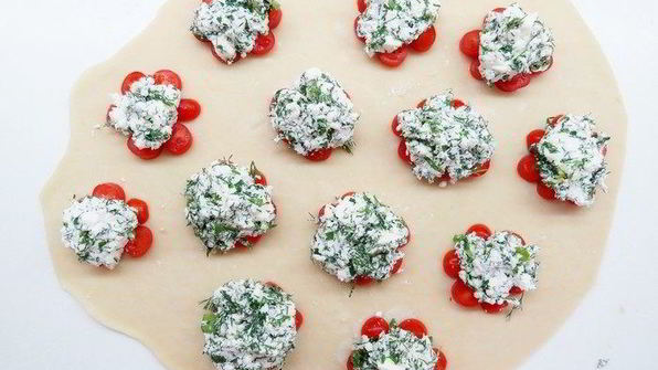 пирожки-бомбочки с фетой, помидорами и зеленью