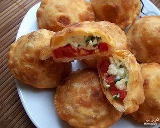 Пирожки бомбочки с помидорами
