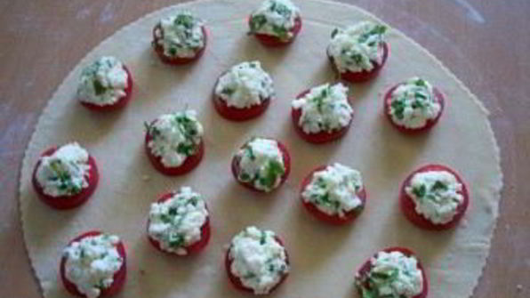 пирожки бомбочки с помидорами