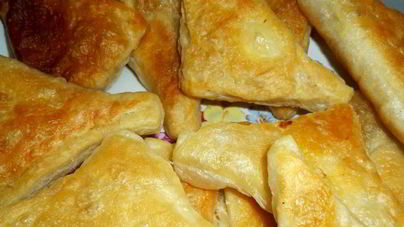 Пирожки из слоеного теста на сковороде