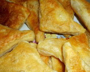 Пирожки из слоеного теста на сковороде