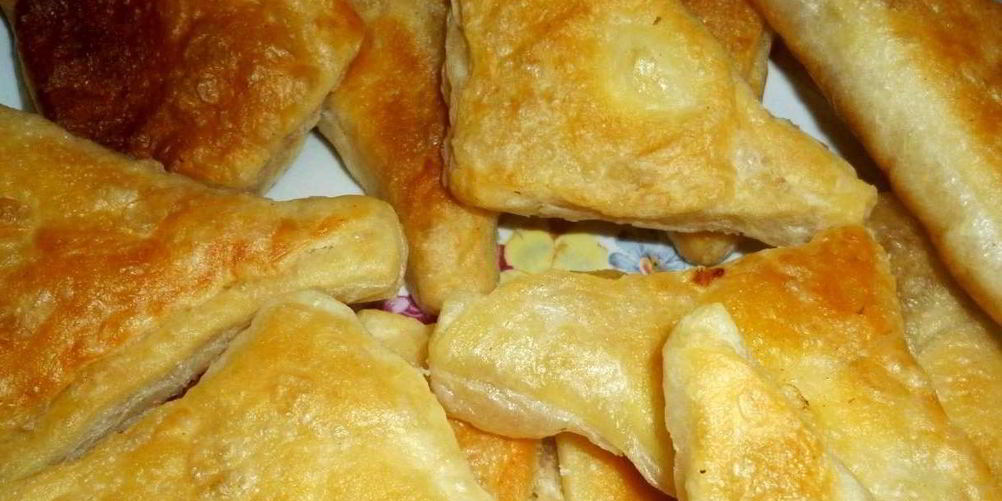 Рецепт пирожки из слоеного теста на сковороде