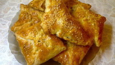 Пирожки из слоеного теста с курицей и грибами
