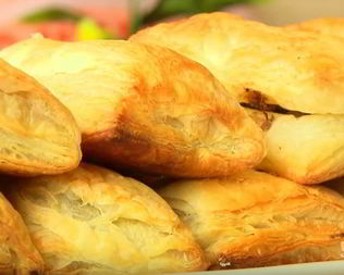 Пирожки из слоеного теста с печенью