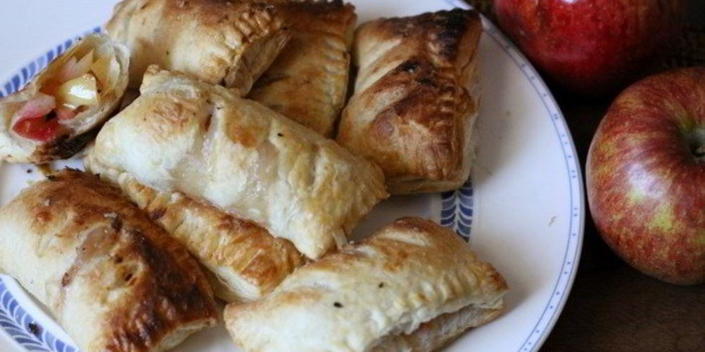 Рецепт пирожки из слоеного теста с яблоками