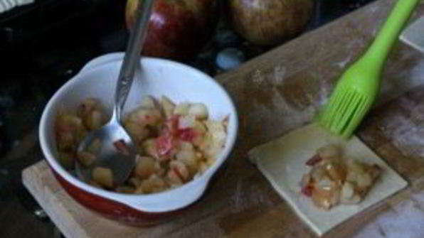 пирожки из слоеного теста с яблоками