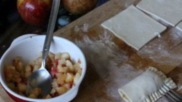 пирожки из слоеного теста с яблоками