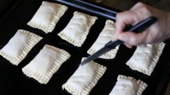 пирожки из слоеного теста с яблоками