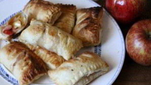 пирожки из слоеного теста с яблоками