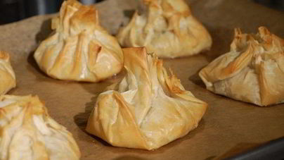 Пирожки из теста фило с рисом и грибами