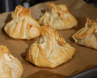 Пирожки из теста фило с рисом и грибами