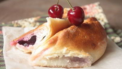 Пирожки-лепестки с вишней и творогом