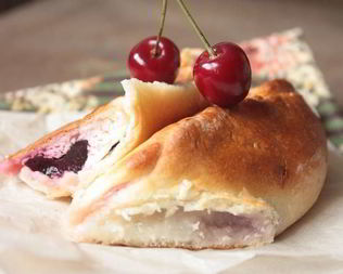 Пирожки-лепестки с вишней и творогом