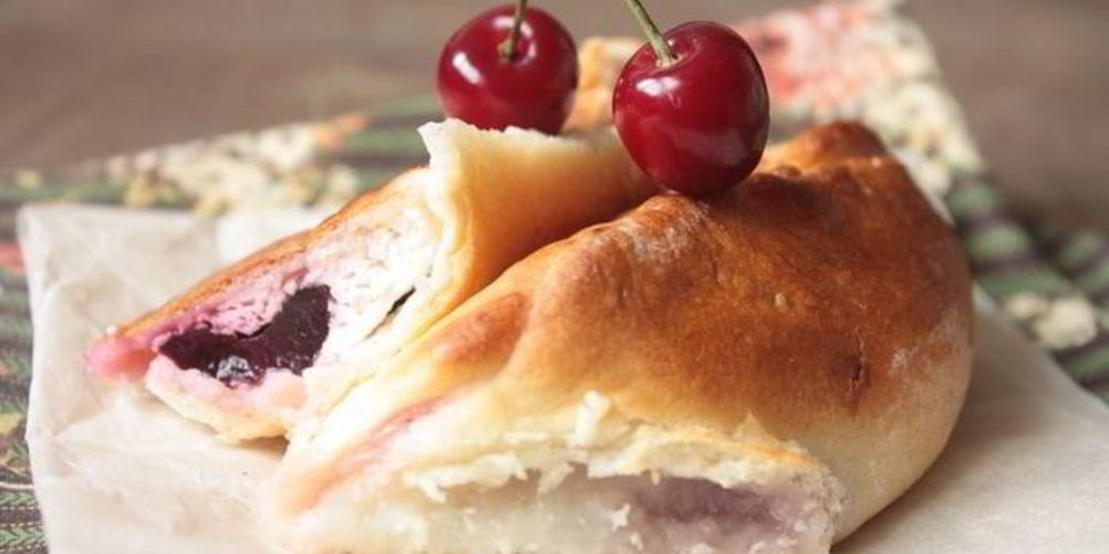 Рецепт пирожки-лепестки с вишней и творогом