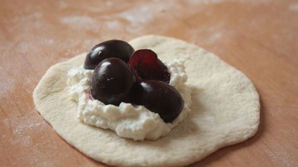 пирожки-лепестки с вишней и творогом