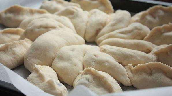 пирожки-лепестки с вишней и творогом