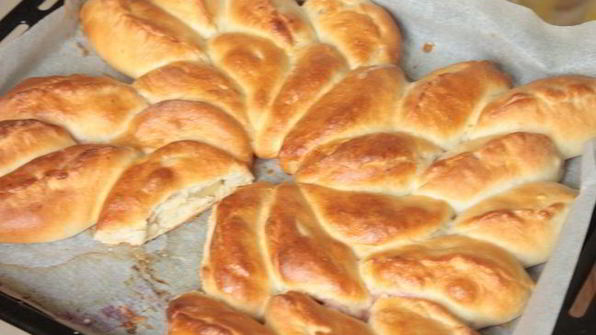 пирожки-лепестки с вишней и творогом