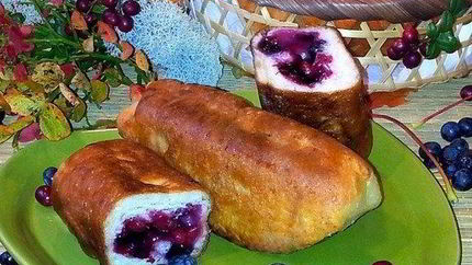 Пирожки с черникой на сковороде