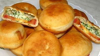 Пирожки с помидорами и брынзой