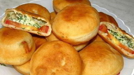 Пирожки с помидорами и брынзой
