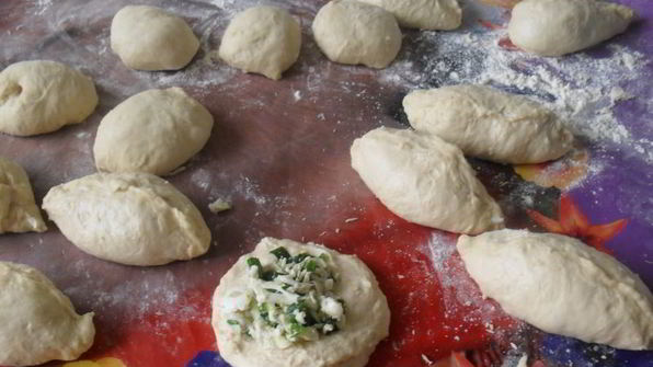 пирожки с зеленым луком и яйцом