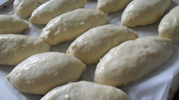 пирожки с зеленым луком и яйцом