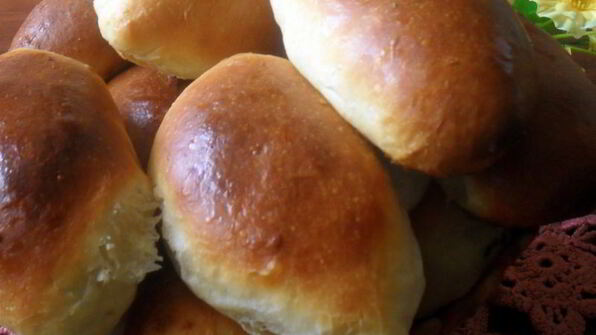 пирожки с зеленым луком и яйцом