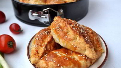Пирожки слоеные с курицей и пармезаном