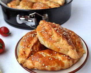 Пирожки слоеные с курицей и пармезаном
