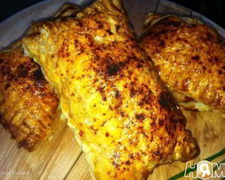 Пирожки слоеные с ветчиной, сыром и луком