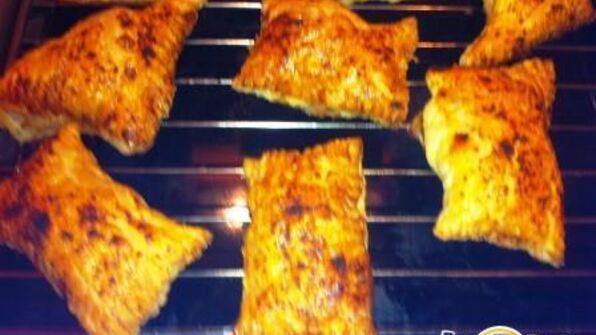 пирожки слоеные с ветчиной, сыром и луком