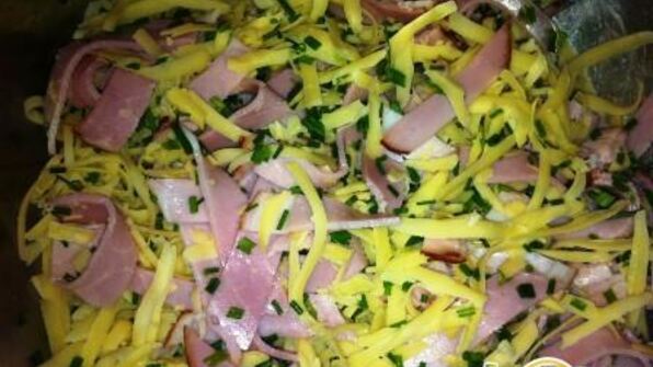 пирожки слоеные с ветчиной, сыром и луком